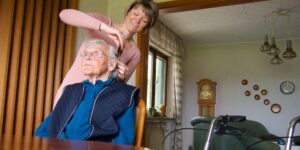Démence : 6 signes physiques qui doivent vous alerter et faire réévaluer l’accompagnement de votre proche