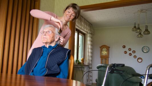 Démence : 6 signes physiques qui doivent vous alerter et faire réévaluer l’accompagnement de votre proche