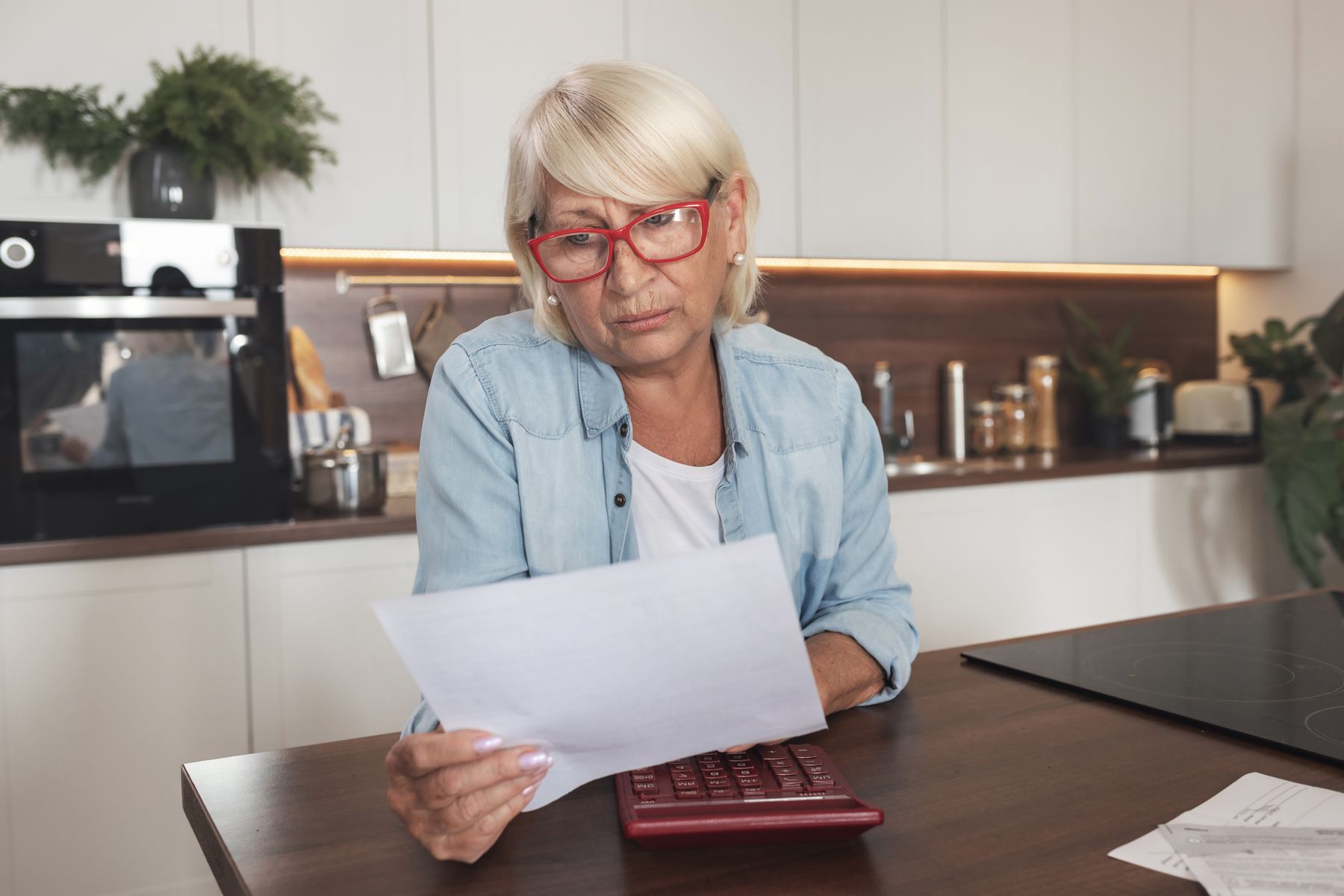 Senior qui regarde ce que recouvre le prix de la journée en EHPAD
