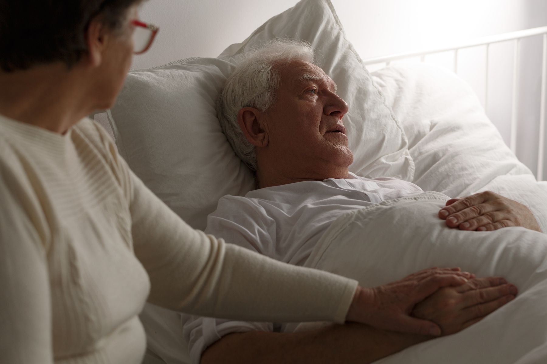 Senior qui discute avec son aidante d'un retour en établissement spécialisé