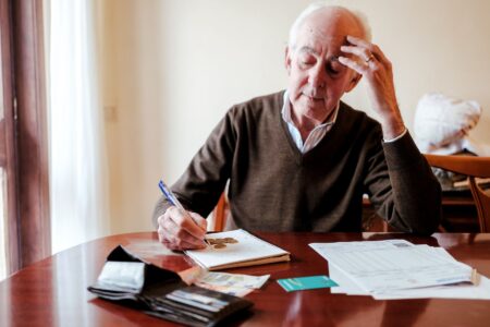 Facture d’EHPAD : 5 façons de réduire le coût du séjour sans rogner sur le confort