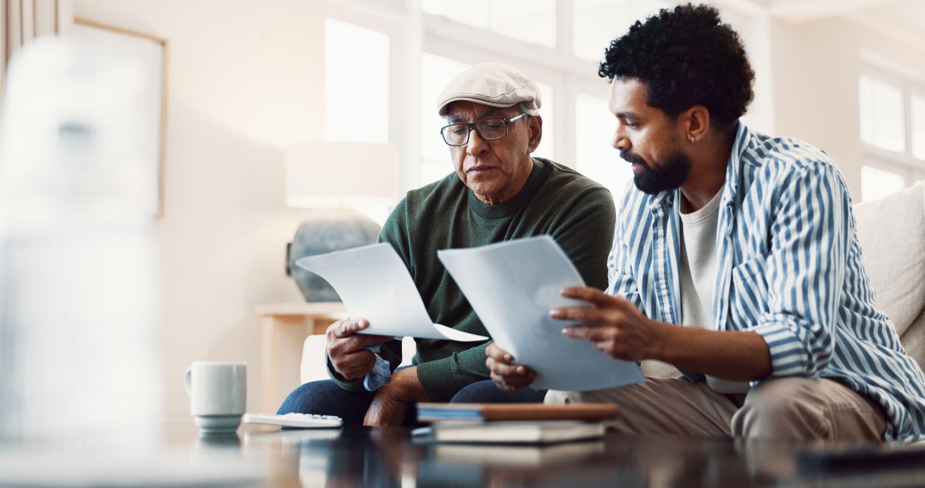 Senior et son aidant qui regardent quelles dépenses il réellement réduire