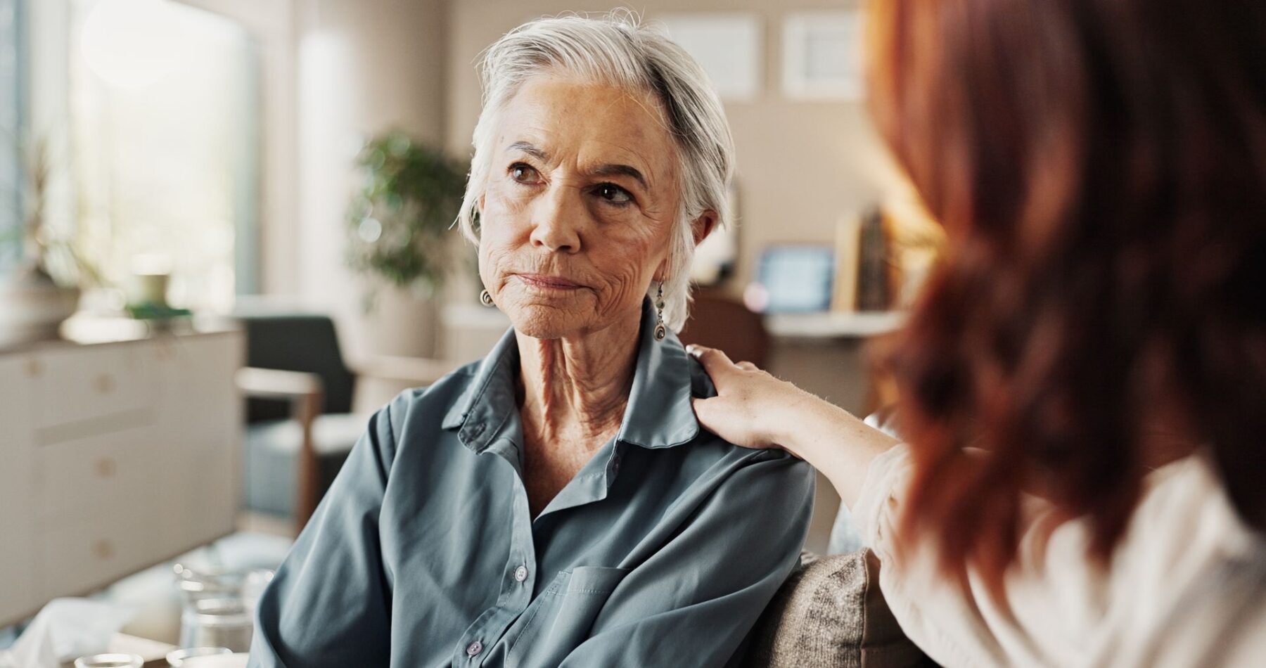 Senior fatiguée pendant une visite de son proche
