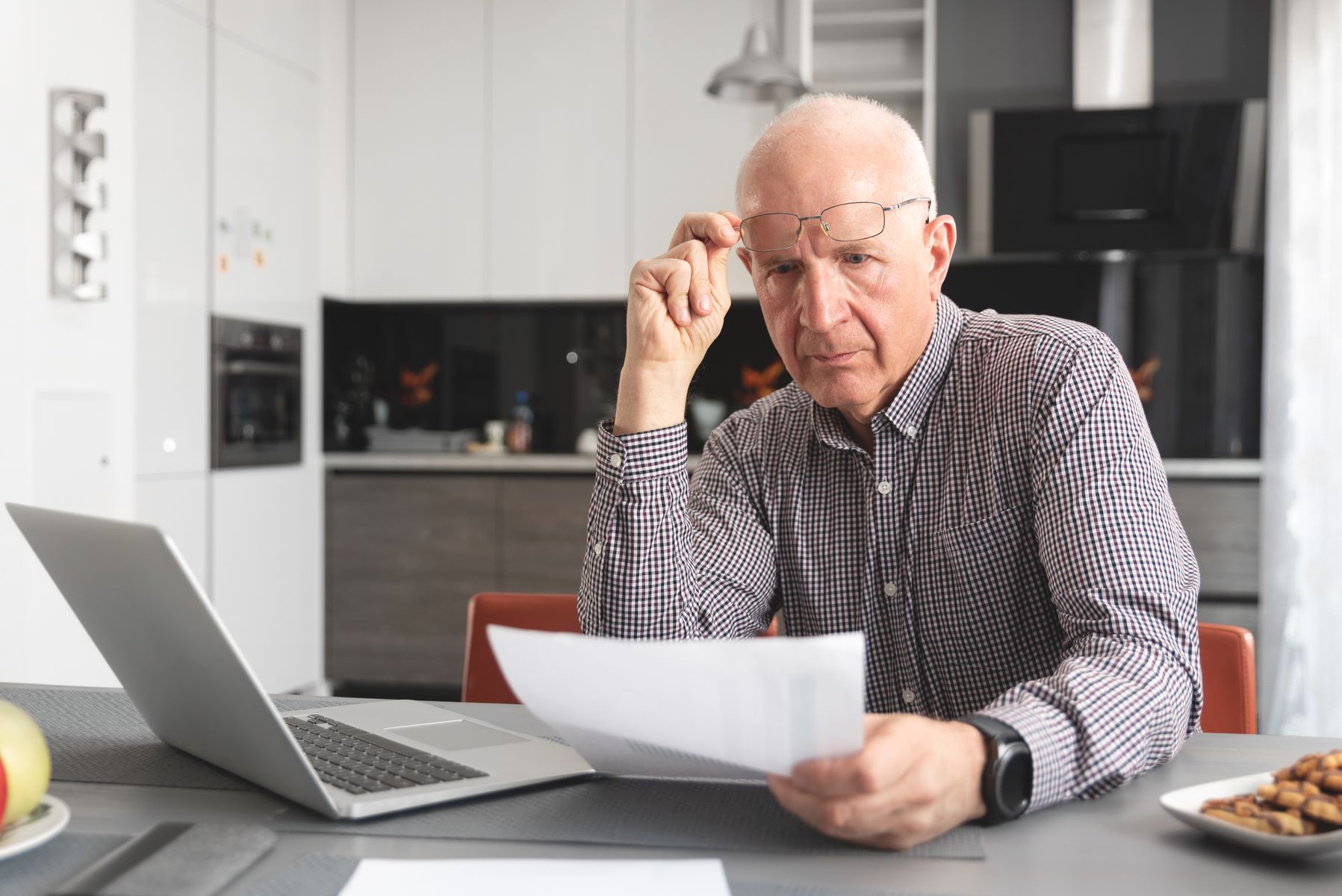 Senior qui regarde le montant de l'APA