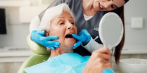 Dentiste et EHPAD : qui prend rendez-vous, organise le transport et paie les soins ?