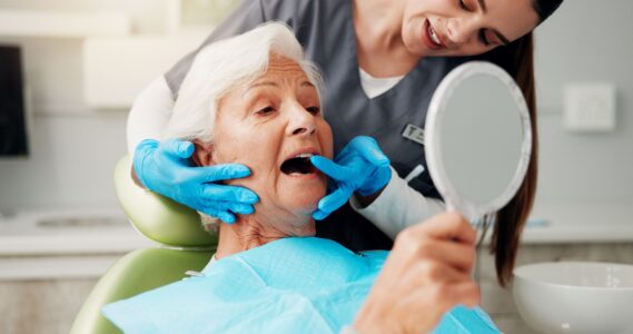 Dentiste et EHPAD : qui prend rendez-vous, organise le transport et paie les soins ?