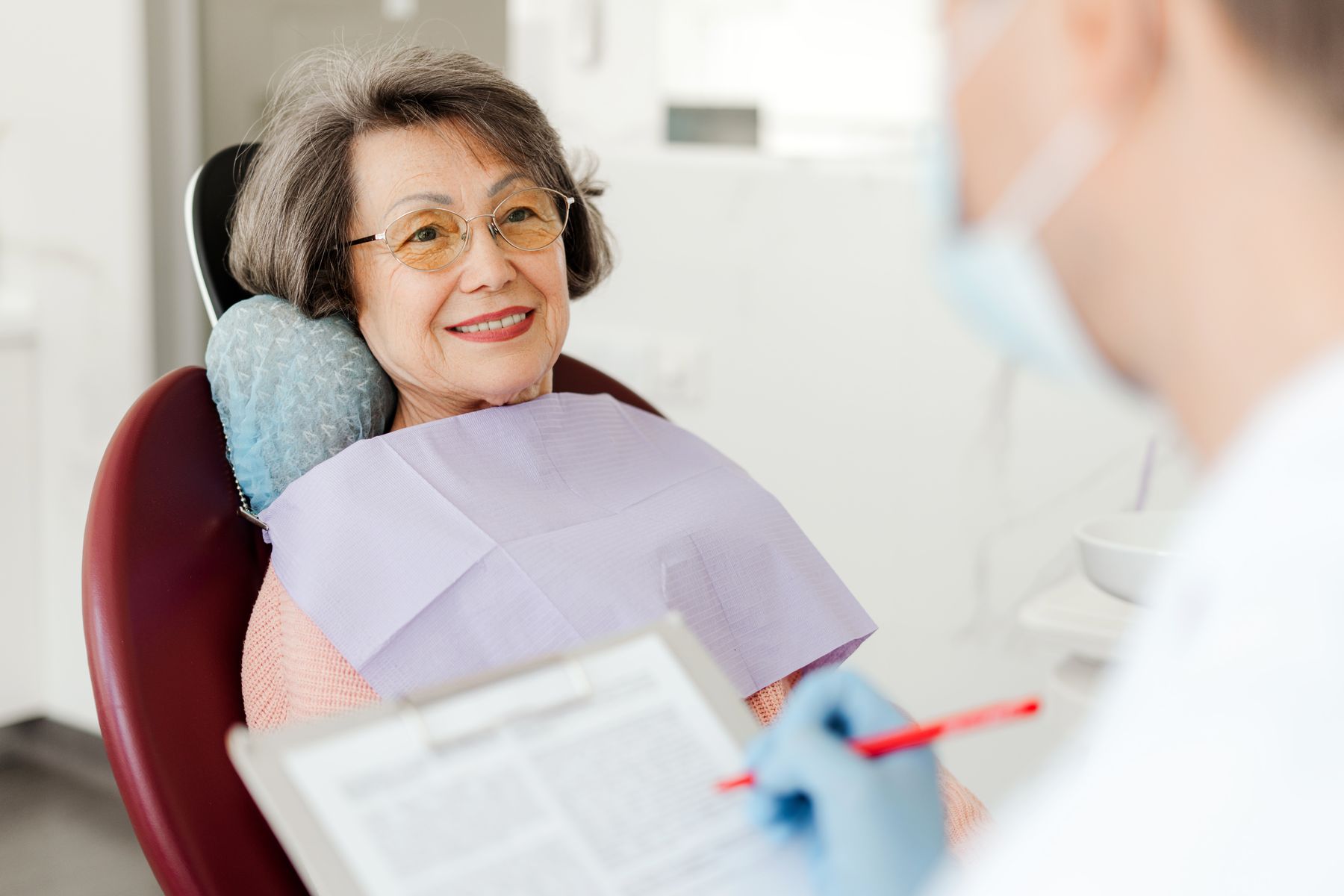 Senior qui a accès au dentiste grâce à l'EHPAD