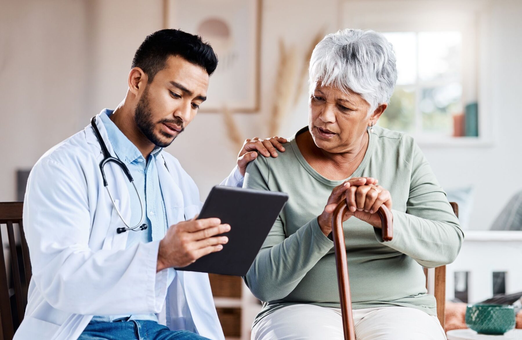 Médecin qui fait une réévaluation de la situation du résident