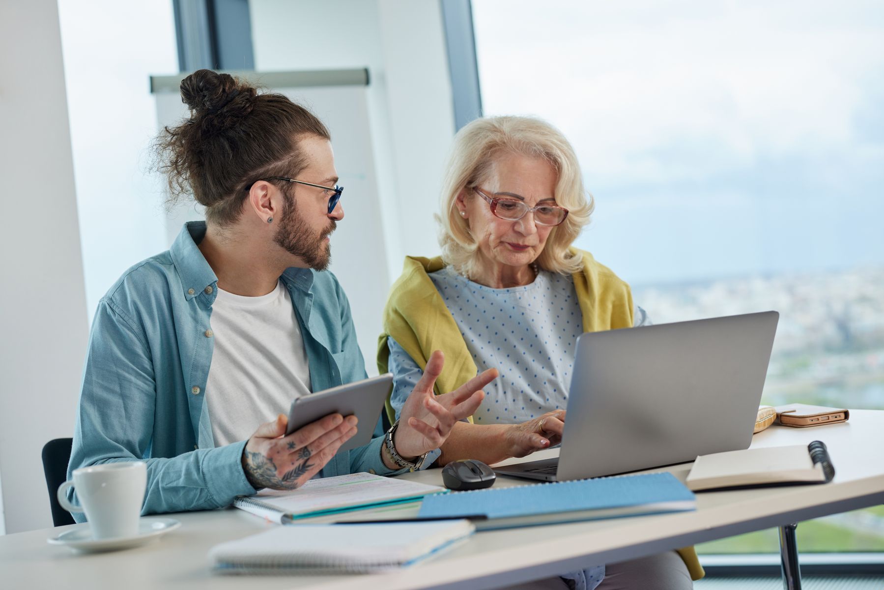 Senior et son aidant qui regardent la facture de l'EHPAD