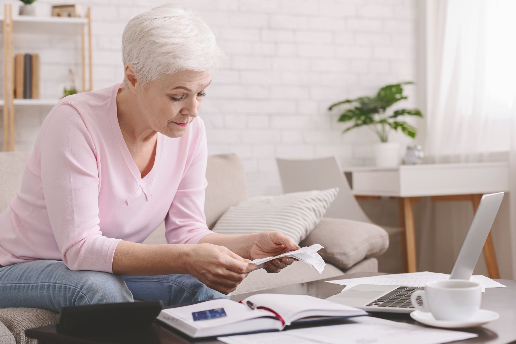 Senior qui analyse les différents tarifs d'EHPAD