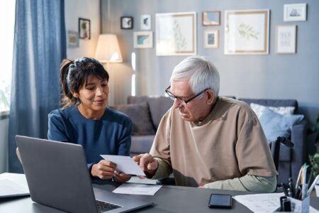 EHPAD : qui peut utiliser l’assurance vie d’un résident pour payer ses frais ?