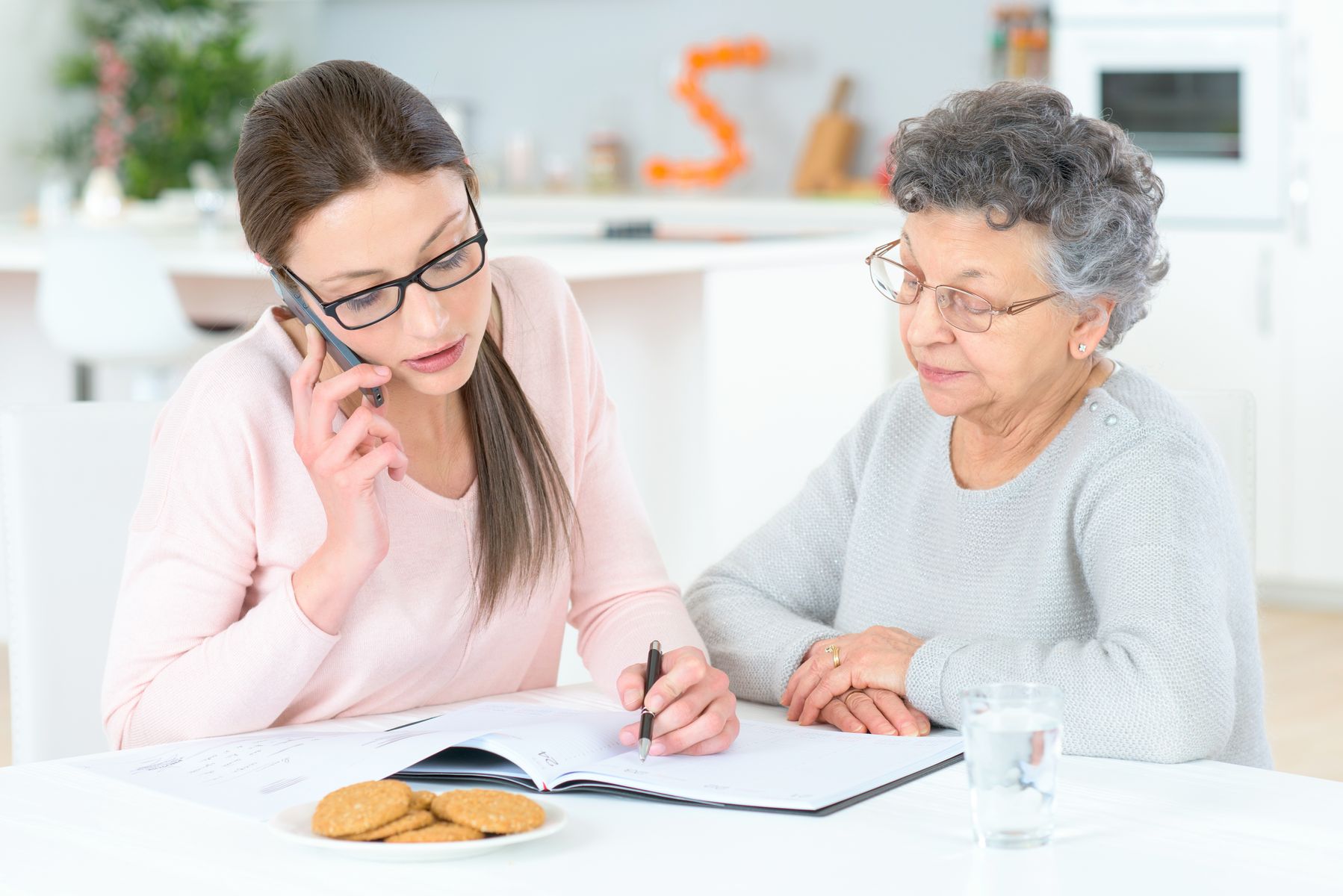 Senior sous tutelle qui gère son assurance vie