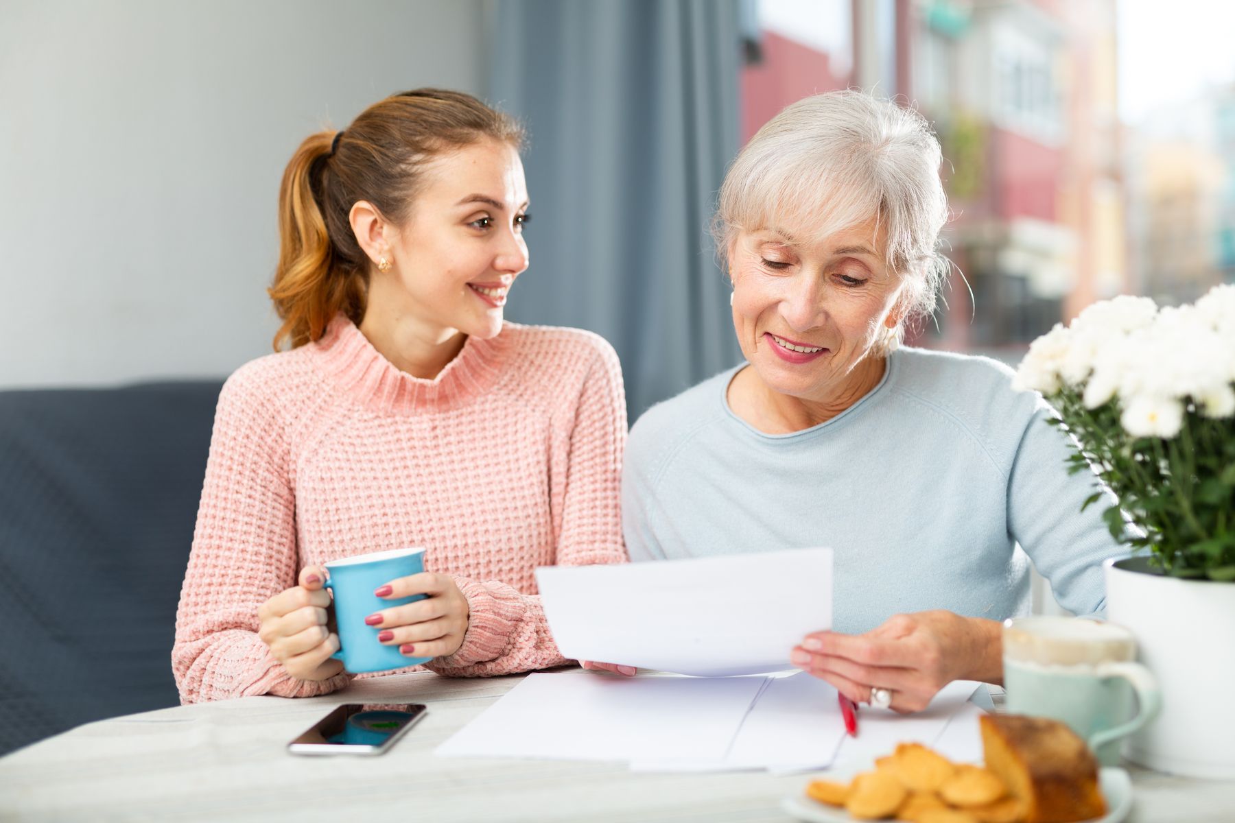 Aidante avec sa proche senior qui cherche à saisir le juge des contentieux de la protection