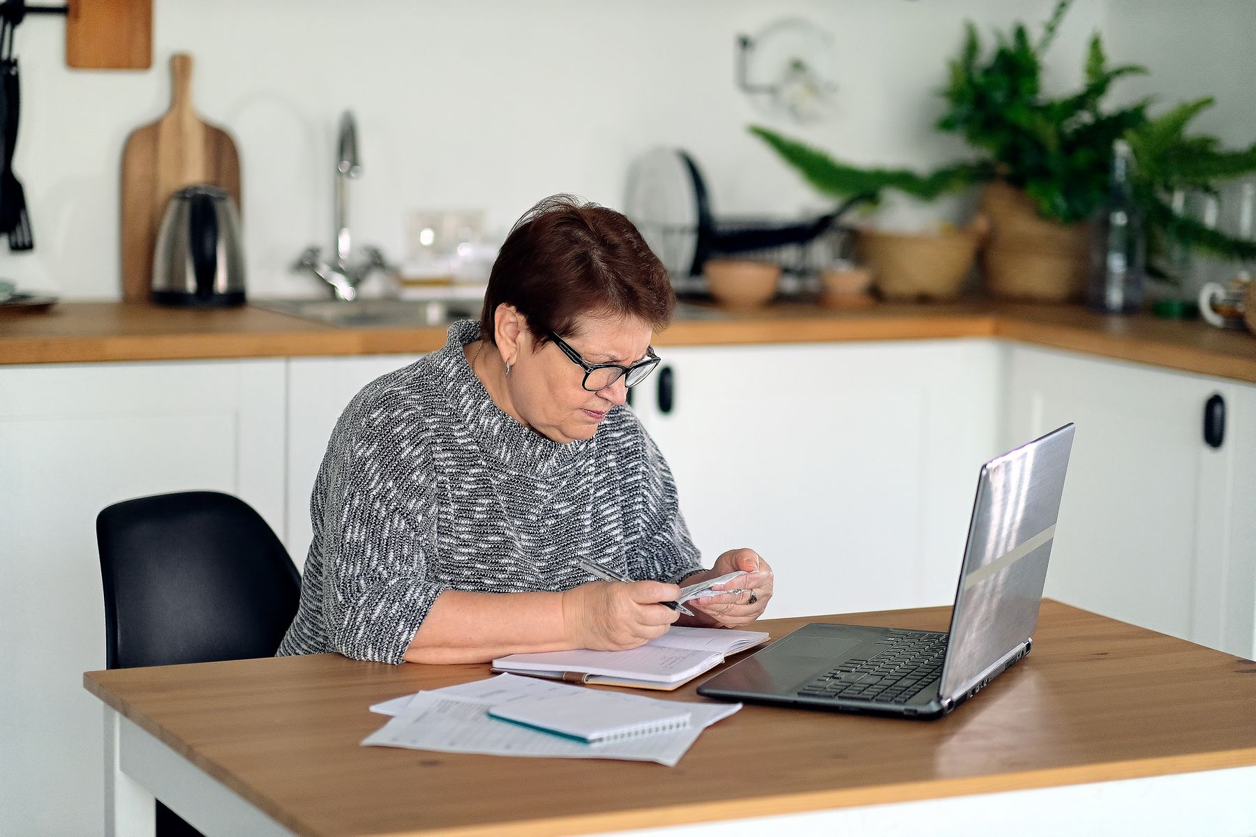 Senior qui se renseigne sur le tarif dépendance