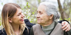 Curatelle d’une personne âgée : définition, types de mesure et démarches à connaître