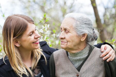 Curatelle d’une personne âgée : définition, types de mesure et démarches à connaître