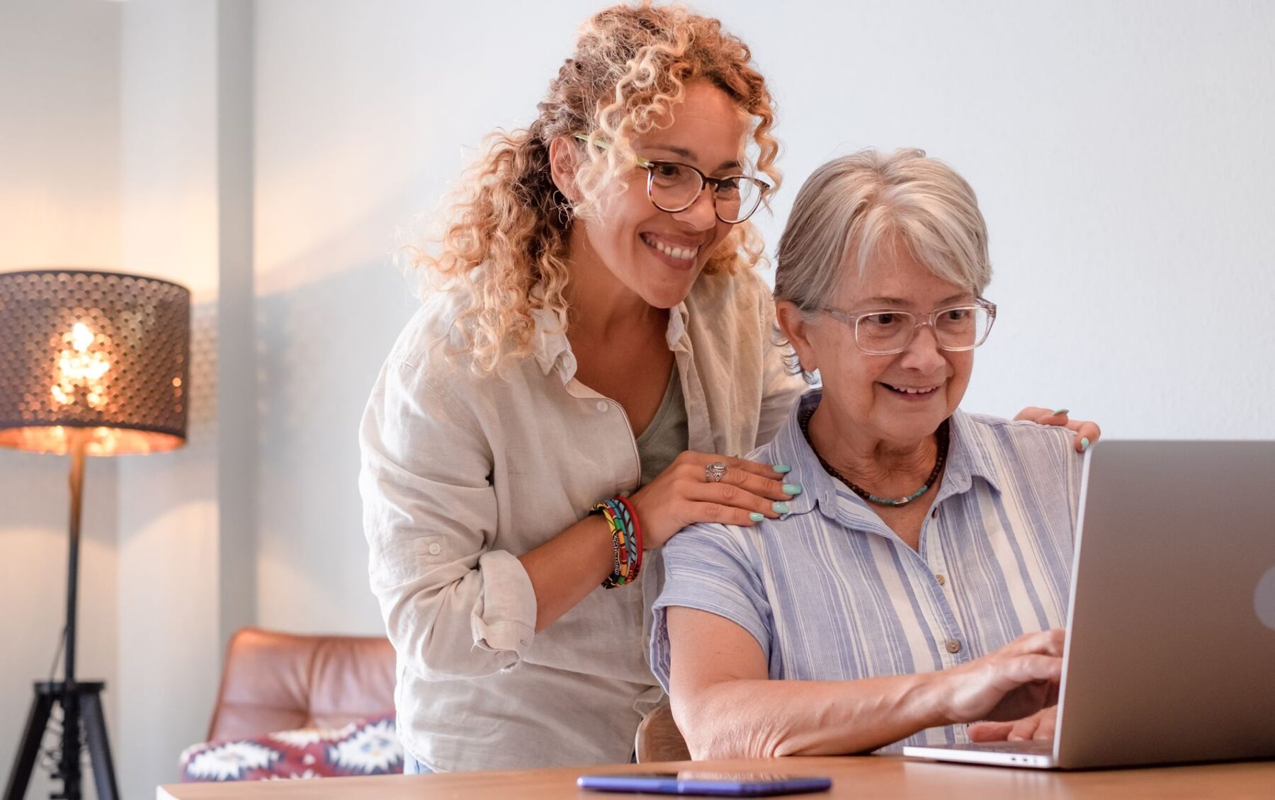 Senior et son aidante qui regardent l'APA